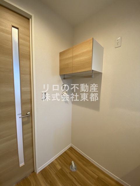 その他　洗濯機置場上部には収納棚が設置されているので便利ですね♪