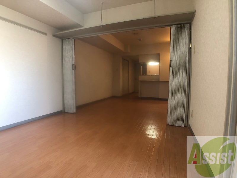 その他部屋・スペース　７帖の洋室が広がっています。シックで落ち着きのあるお部屋。