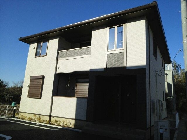 建物外観　前面が駐車場で日当たり良好です