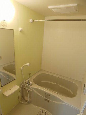 バス・シャワールーム　コンパクトで使いやすいお風呂です