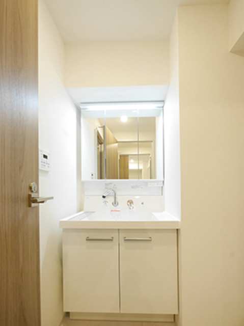 洗面設備　たっぷり収納のシャワー付き洗面台※写真はＢ２タイプです