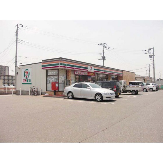 コンビニ　セブンイレブン（コンビニ）まで530m