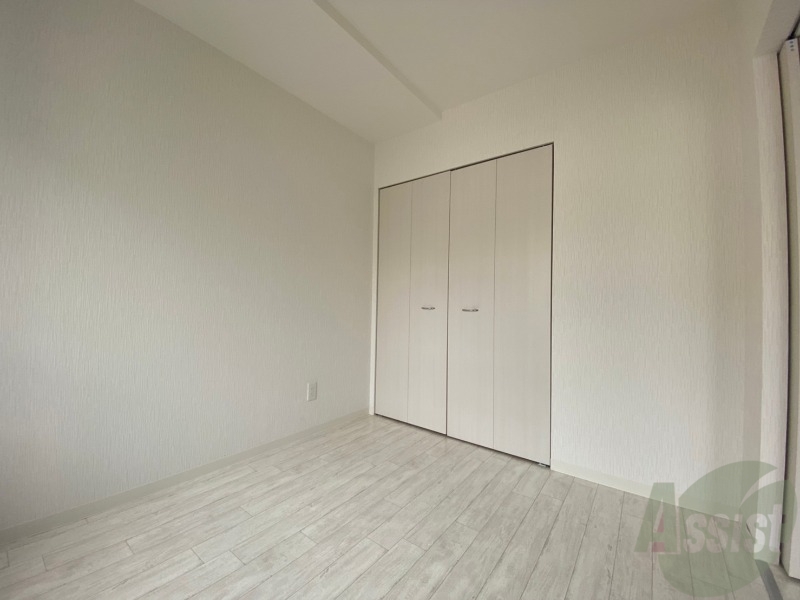 その他部屋・スペース　寝室はこちらです。光が差し込む、温かみのあるお部屋です。