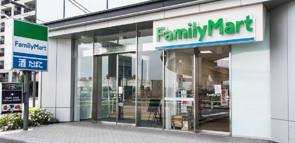 コンビニ　ファミリーマート（コンビニ）まで97m