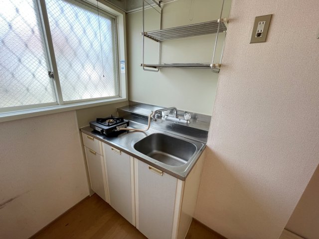 キッチン　キッチン横に窓があって、換気良好！明るいキッチン☆