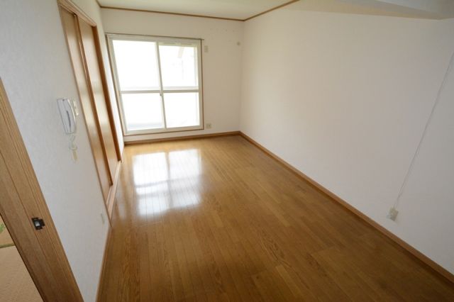 居室・リビング　床色が落ち着いた色合いで綺麗です♪