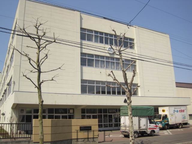 中学校　札幌市立日章中学校（中学校）まで588m