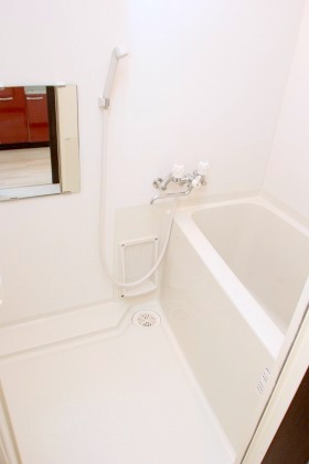 バス・シャワールーム　広々タイプのお風呂です♪