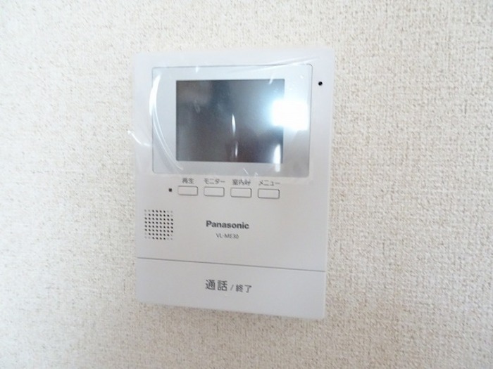 セキュリティ　モニター付きインターホンで、来客の顔を確認できます。