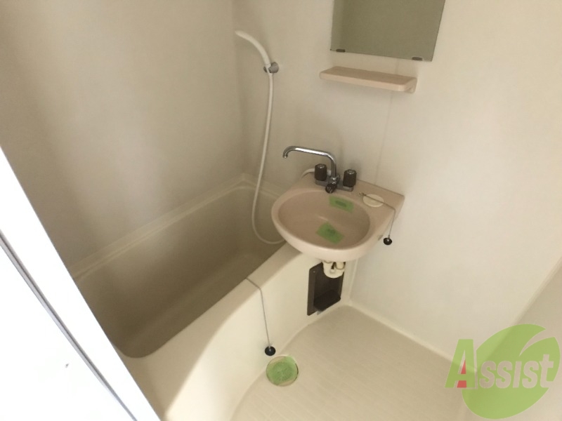 バス・シャワールーム　コチラで日々の疲れを癒し、リラックスしてください