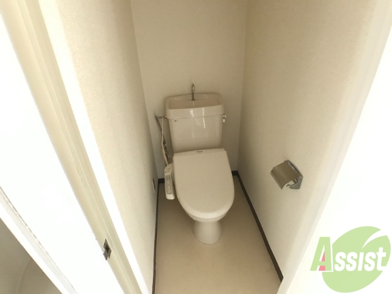トイレ　温水洗浄便座なので快適に使用できそうですね。