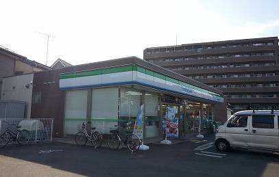 コンビニ　ファミリーマート（コンビニ）まで350m