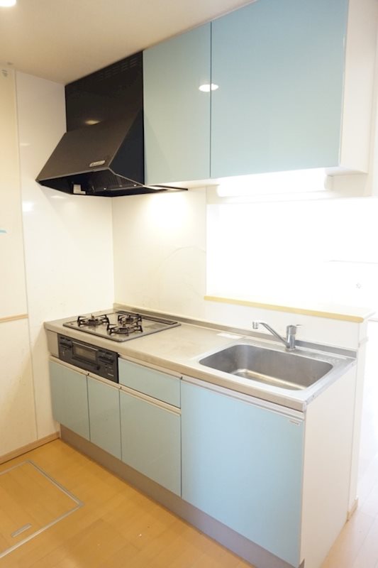 キッチン　３口ガスコンログリル付システムキッチンでお料理ラクラク