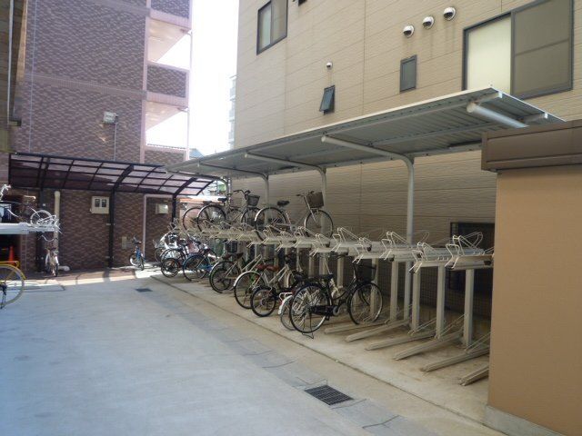 その他共有部分　屋根付きの駐輪場があります。