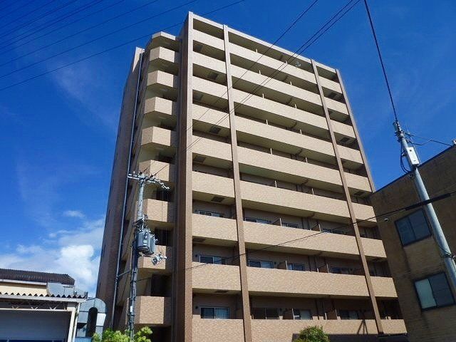 建物外観　鉄筋コンクリート造の10階建ての重厚な建物です。