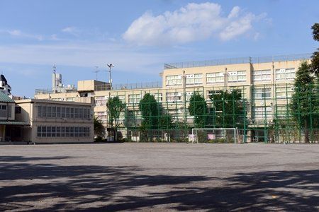 中学校　牛込第二中学校（中学校）まで748m