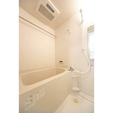 バス・シャワールーム　清潔感のあるバスルームです。