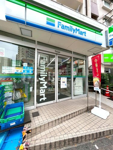 コンビニ　ファミリーマート（コンビニ）まで949m