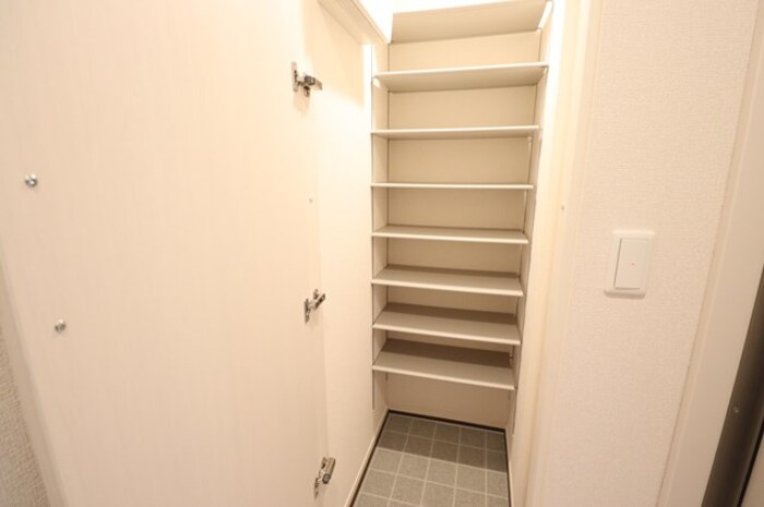 玄関　トールタイプの姿見付シューズクローク