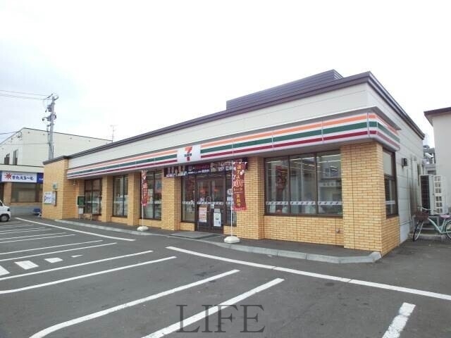 コンビニ　セブンイレブン札幌北郷3条4丁目店（コンビニ）まで334m