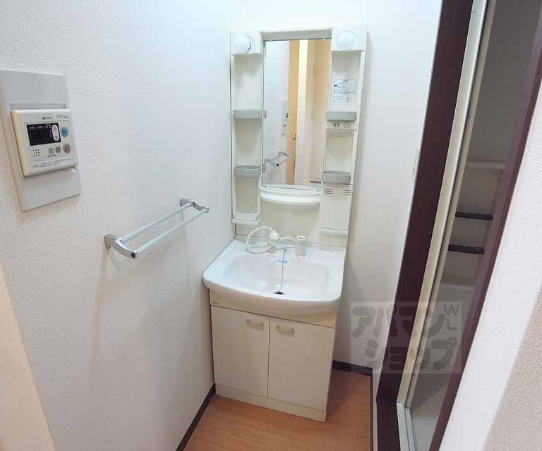 洗面設備　嬉しい独立洗面台。