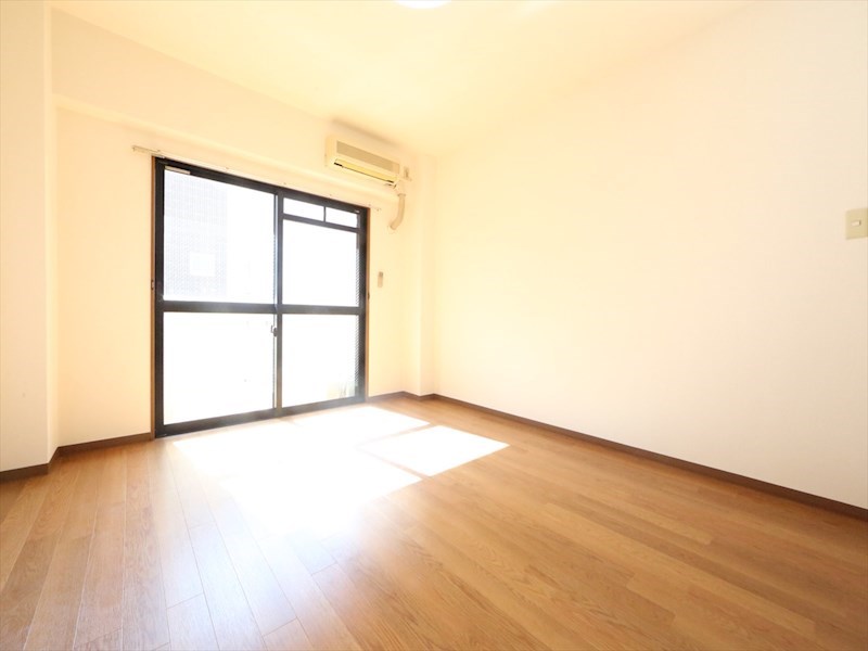 バルコニー　洋室8帖　エアコン付　クローゼット付　バルコニー