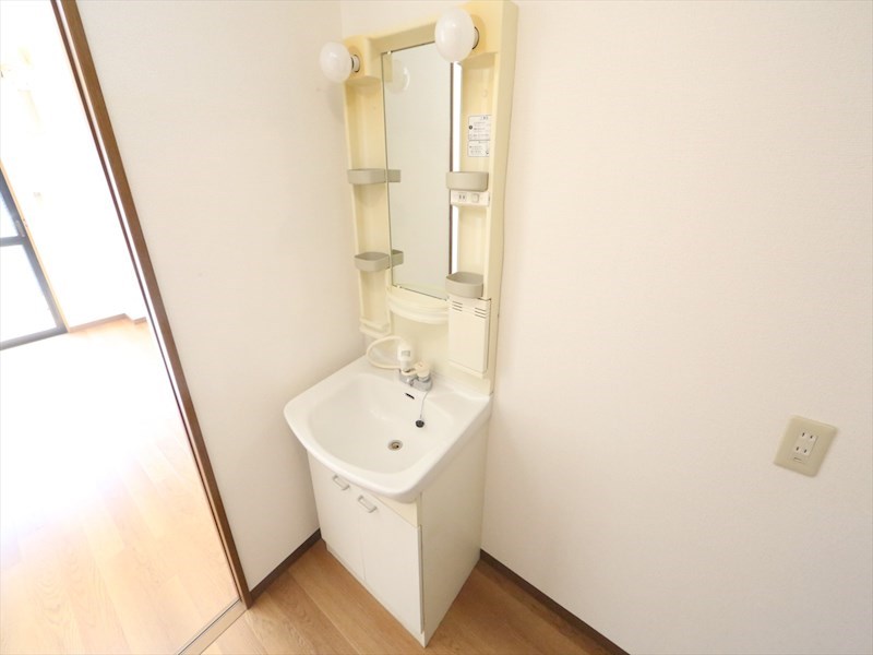 洗面設備　独立洗面台（シャンプードレッサー付）収納スペース有