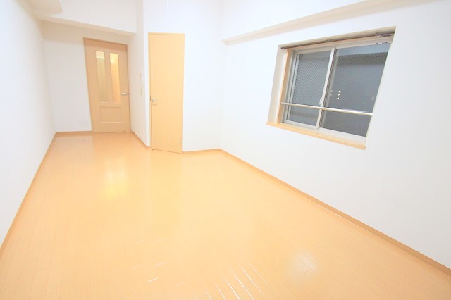 居室・リビング　※募集は中部屋なので窓はありません