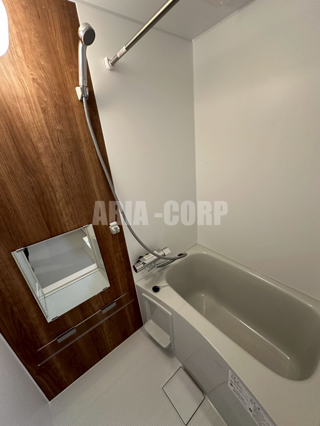 バス・シャワールーム　浴室乾燥機付き。カラーパネル採用でお洒落なバスルームです。