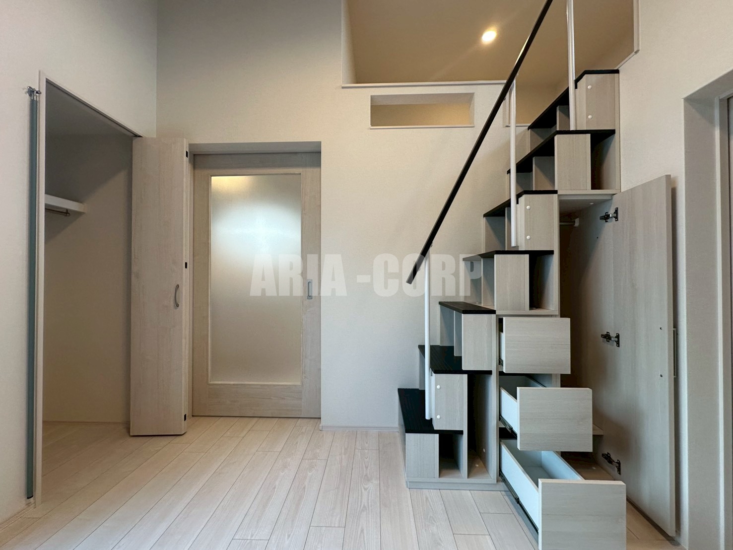 収納　クローゼットや階段下収納スペース付◎