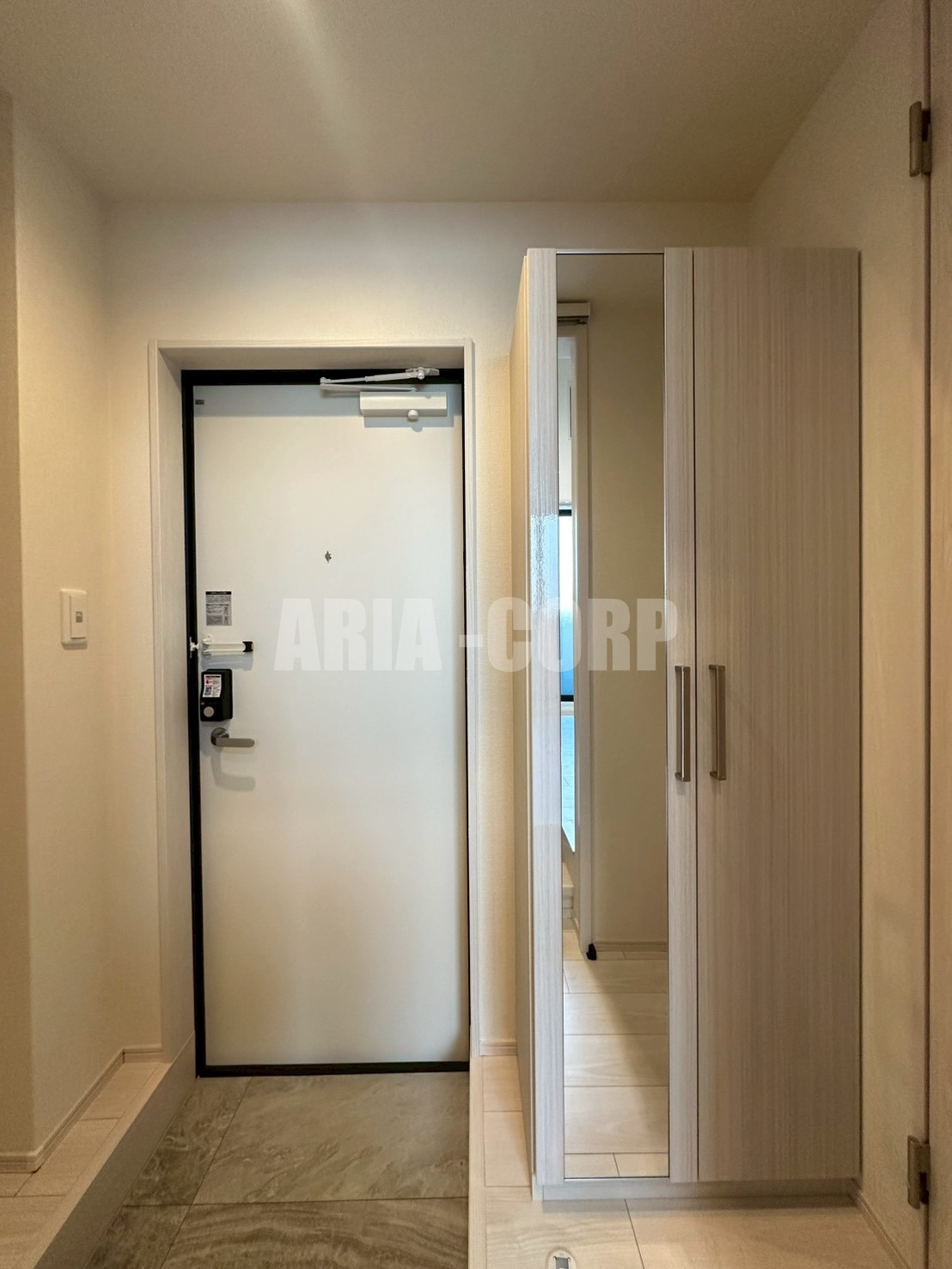 玄関　姿見付シューズボックス付きの玄関♪