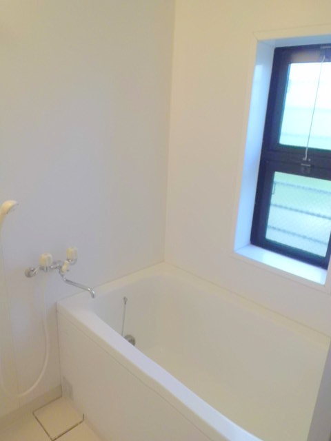 バス・シャワールーム　窓があり通風・採光が取れるバスルーム