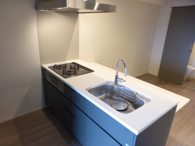 キッチン　対面式キッチン　3口ガスコンロ、グリル付