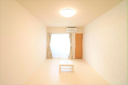 居室・リビング　（※一部の号室は反転タイプ）２Ｆはクッションフロア仕様