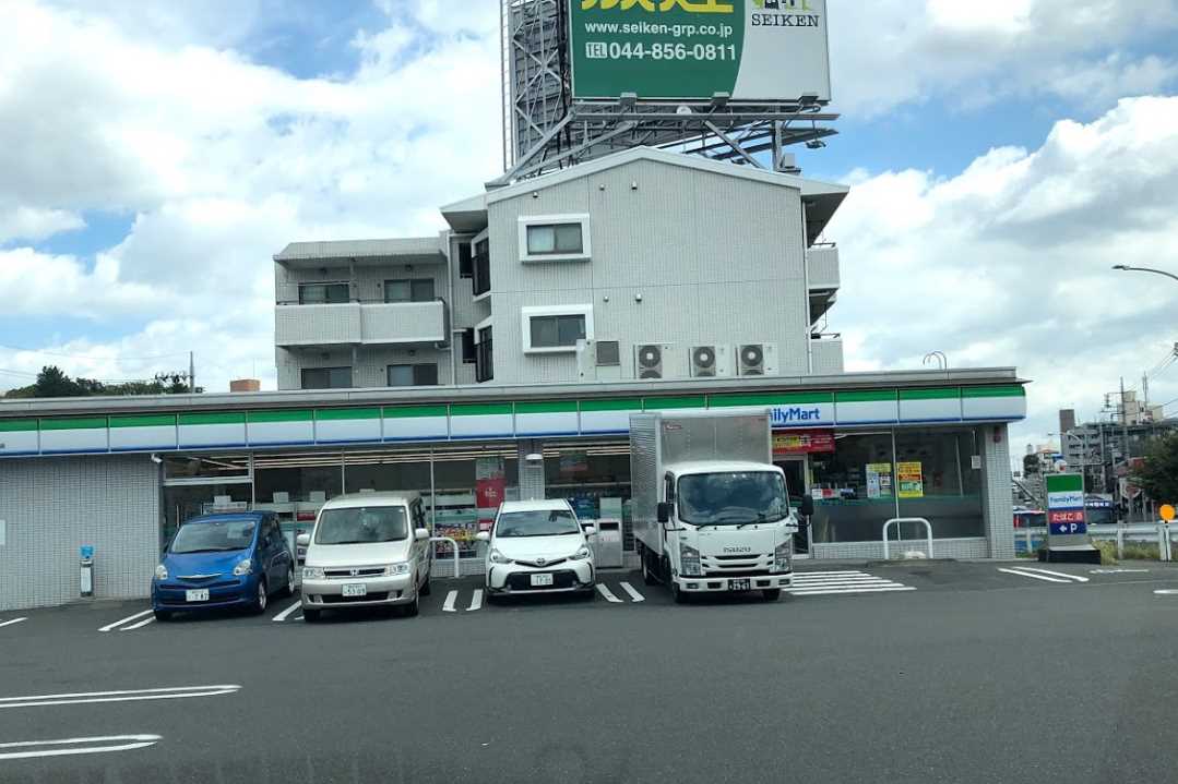 コンビニ　ファミリーマート 川崎鷺沼店（コンビニ）まで377m