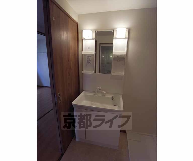 洗面設備　便利な洗面台です。