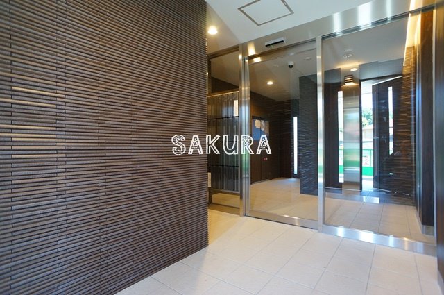 エントランス　重厚感のある建物デザイン♪