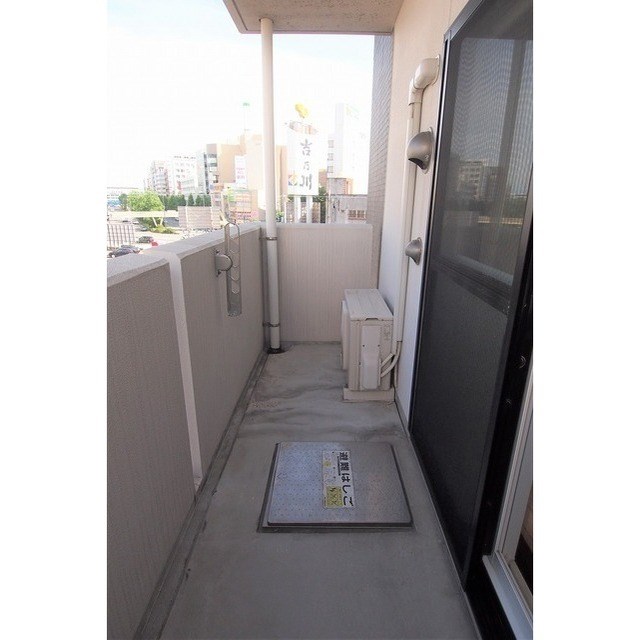 バルコニー　お洗濯物を干すのに十分な広さ