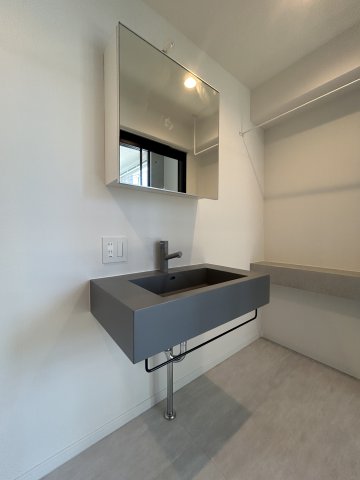 洗面設備　独立洗面化粧台が付いています