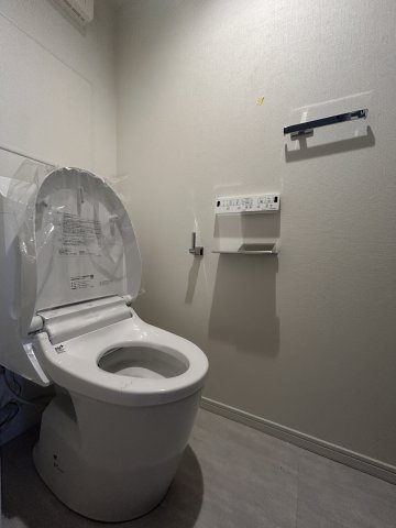 トイレ　落ち着いた色調のトイレです