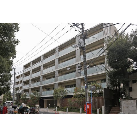 建物外観　鉄筋コンクリート造のがっちりとした建物。