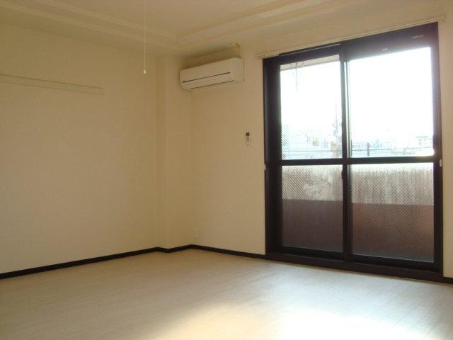 居室・リビング　落ち着いた色合いのフローリングの居室です