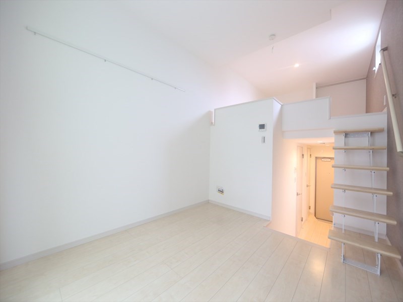 居室・リビング　洋室5.3帖　ロフト6.1帖（収納にも寝室にも使えます）