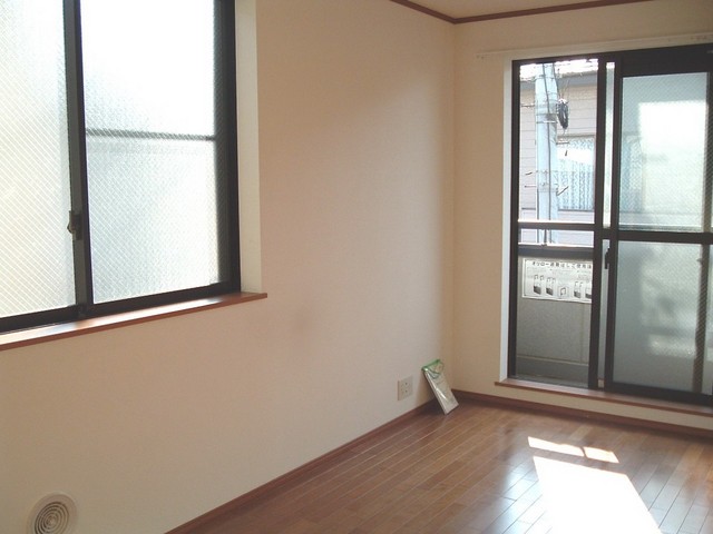 居室・リビング　２Ｆ角部屋２面採光　ゆったり７帖１Ｋ