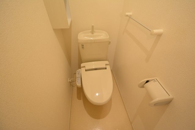 トイレ　温水洗浄便座付きで便利です♪