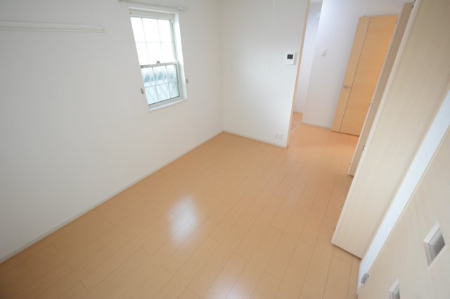 居室・リビング　エアコン付きで快適に過ごせます♪