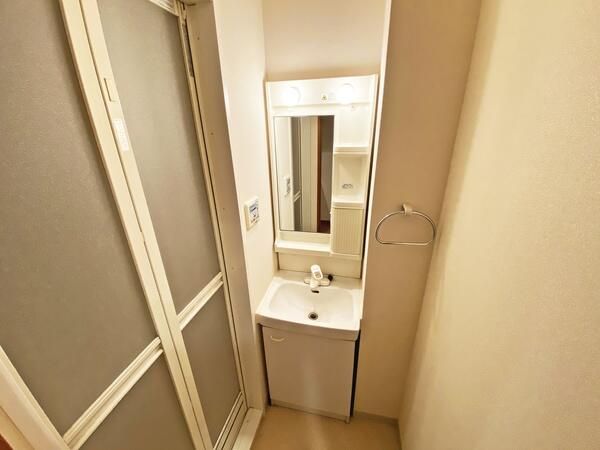 洗面設備　独立洗面化粧台が付いています