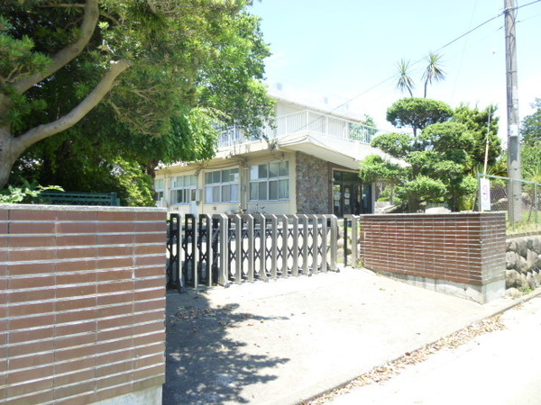 小学校　小田原市立早川小学校（小学校）まで550m