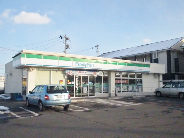 コンビニ　ファミリーマート六丁目左近堀店（コンビニ）まで600m