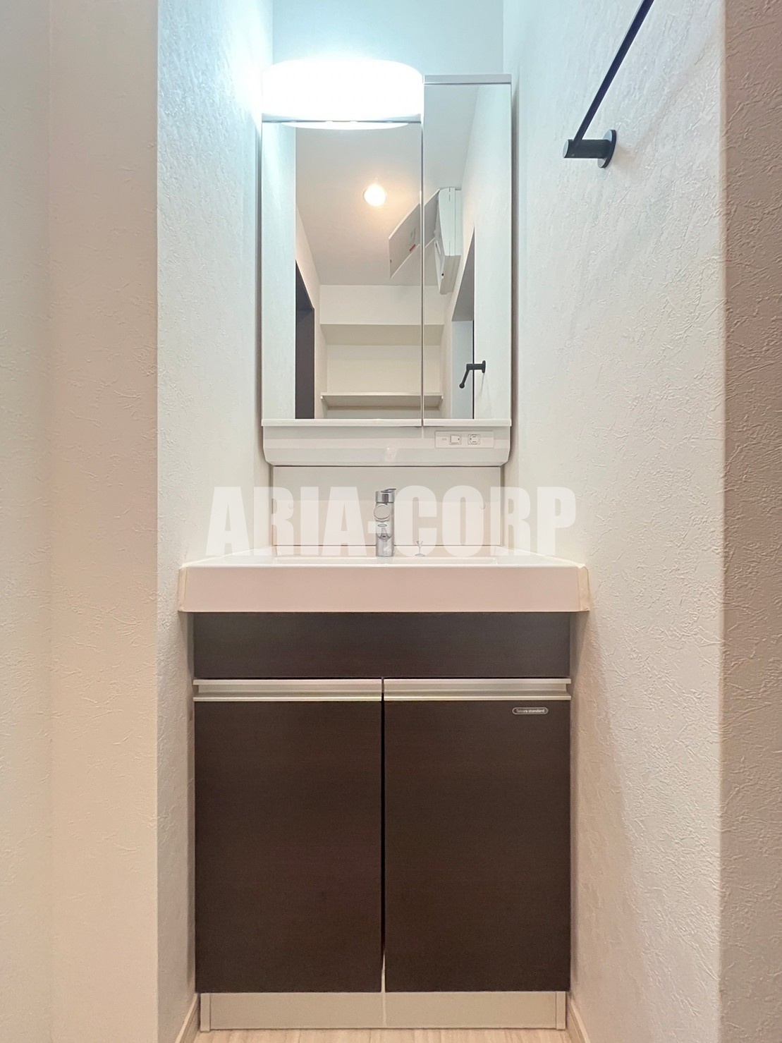 洗面設備　シャンプードレッサー付洗面所と広々とした脱衣所◎